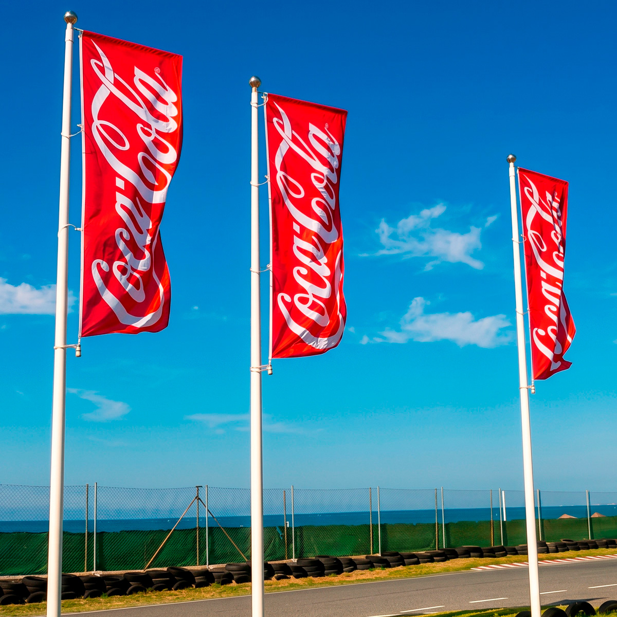 Mástiles VDK con banderas de Coca-Cola