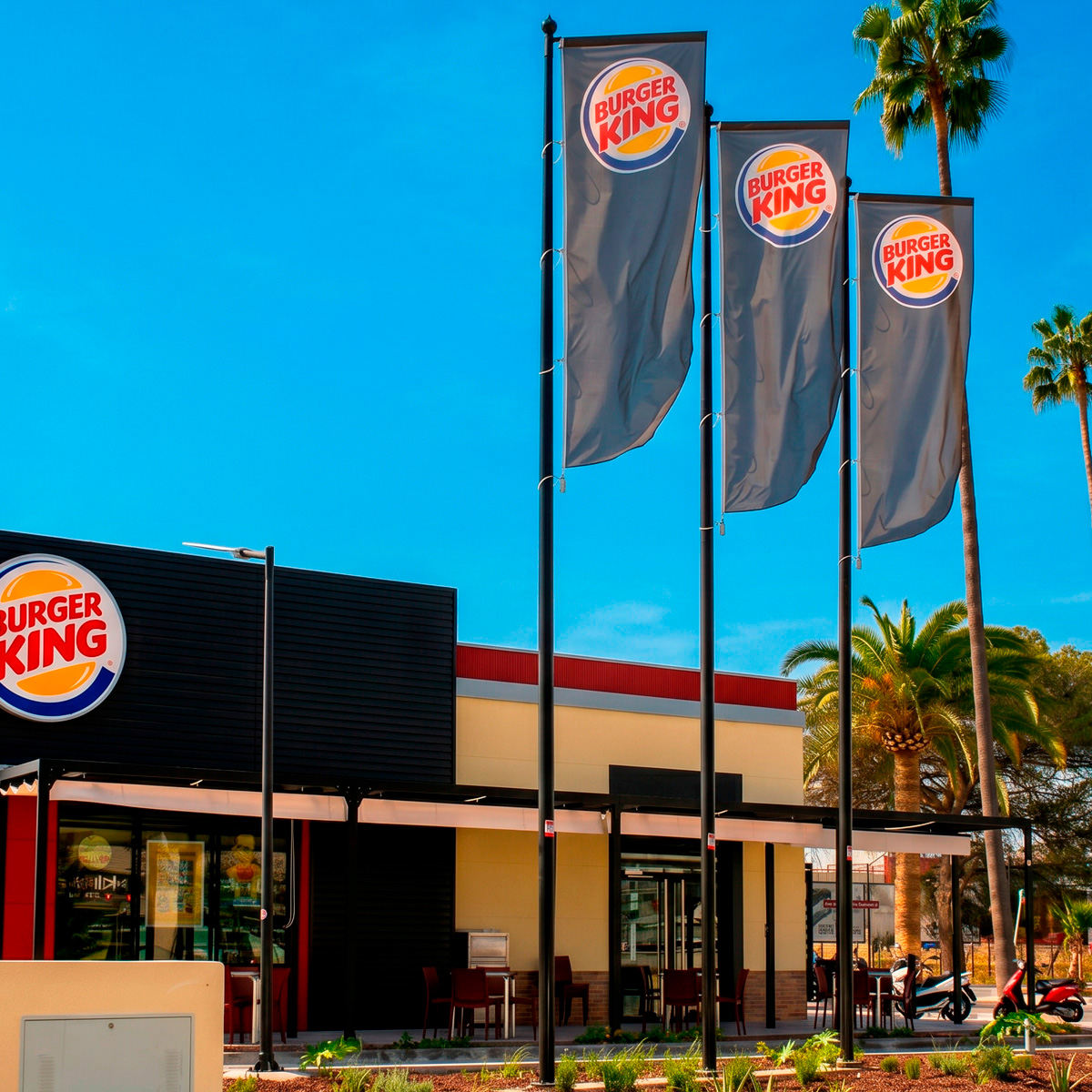 Mástiles VDK con banderas Burger King en restaurante